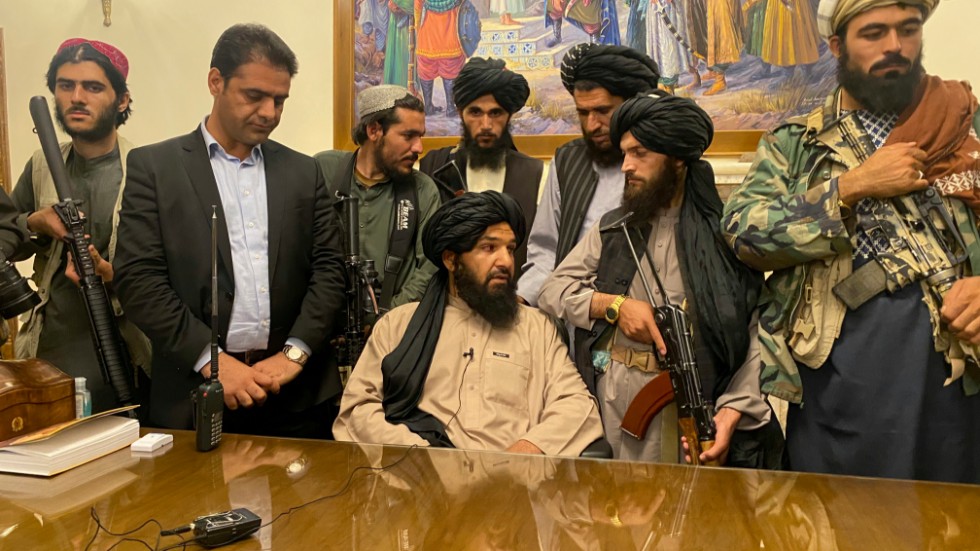 Talibaner i det afghanska presidentpalatset i Kabul efter det att den fundamentalistiska rörelsen i söndags tog kontroll över huvudstaden.