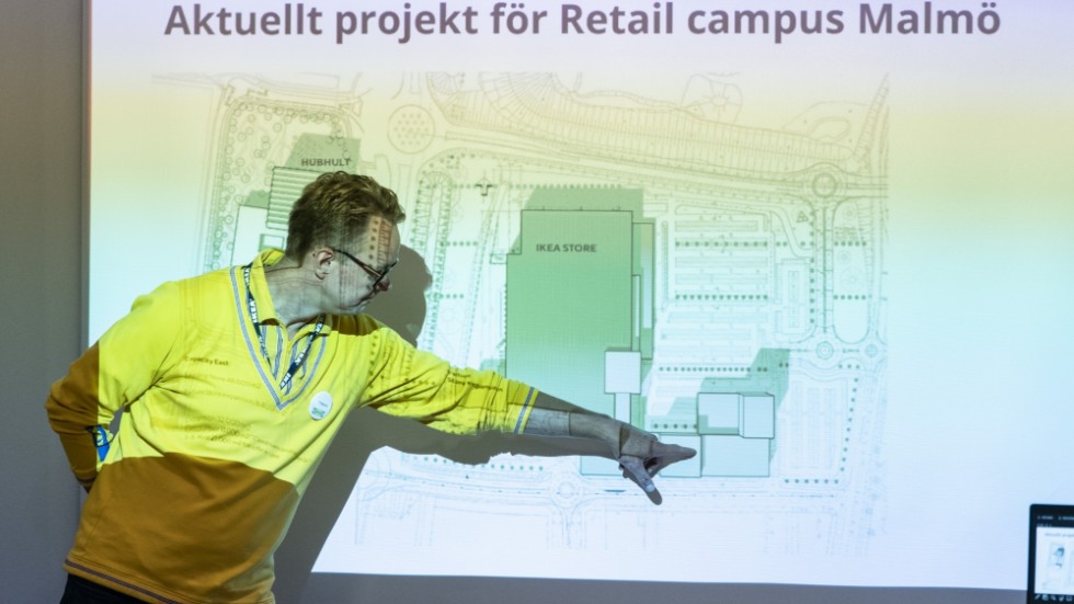 Tobias Bogefors, varuhuschef på Ikea i Malmö, presenterar kommande satsningar.