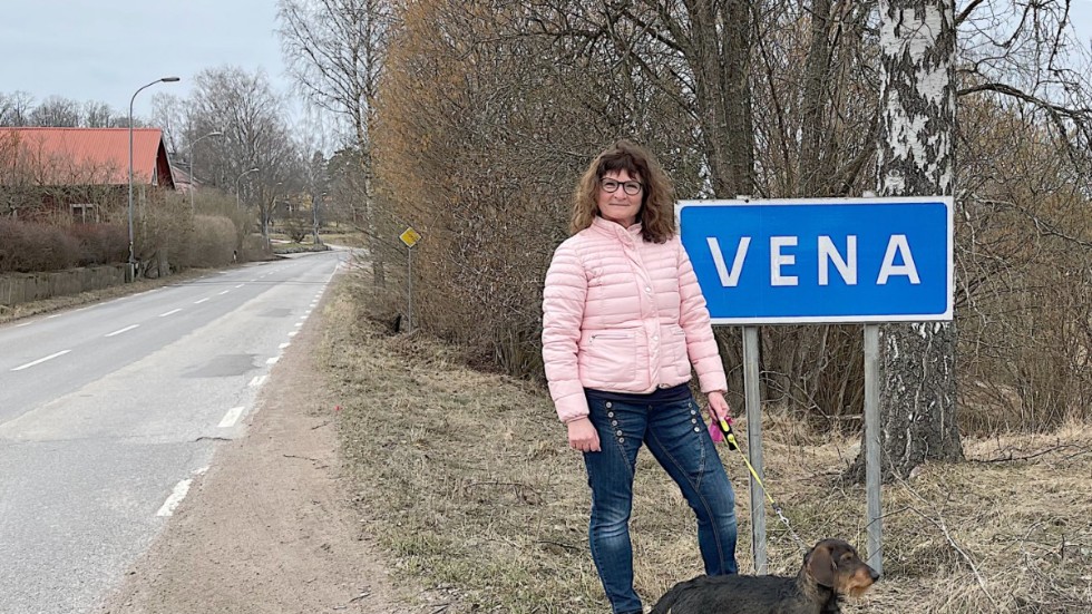 Susanne Åkesson, här med hunden Otto, bor i Vena som växte med 30 personer mellan 2019 och 2020. "Och det trots att vi inte har så mycket samhällsservice, det tycker jag bevisar att Vena har så mycket annat bra", säger hon.