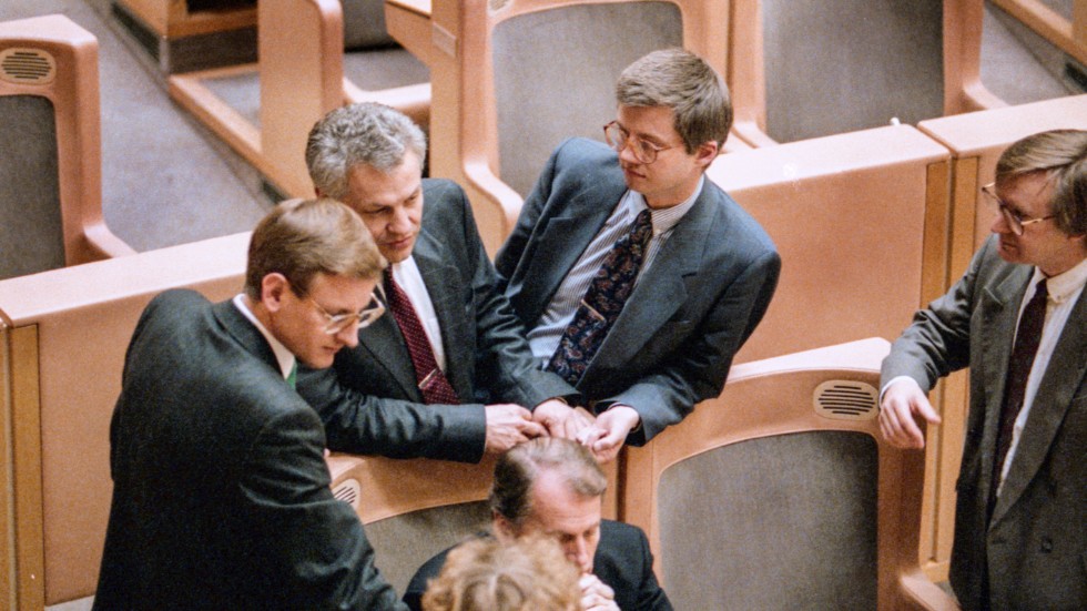 Den unge Carl Bildt omgiven av borgerliga kollegor i riksdagen 1990; ett drygt år innan han själv skulle tillträda som statsminister. Ett uppdrag där hans och Assar Lindbecks vägar kom att korsas. 