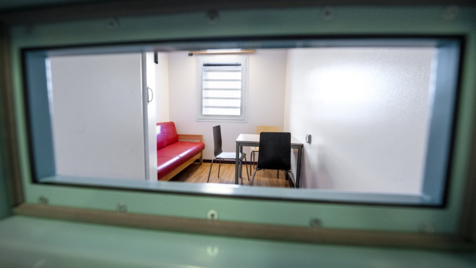 Kriminalvården har beslutat bygga ut antalet platser på fängelser och häkten ytterligare. På bilden en cell på häktet i Huddinge. Arkivbild.