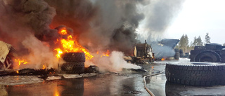 Våldsam brand på Malå gummiverkstad: "Byggnaden utom all räddning"