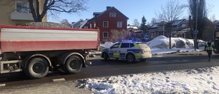 Påkörda flickan förs till NUS – svårt skadad • Lastbil tagen i beslag – polisen söker hundägare
