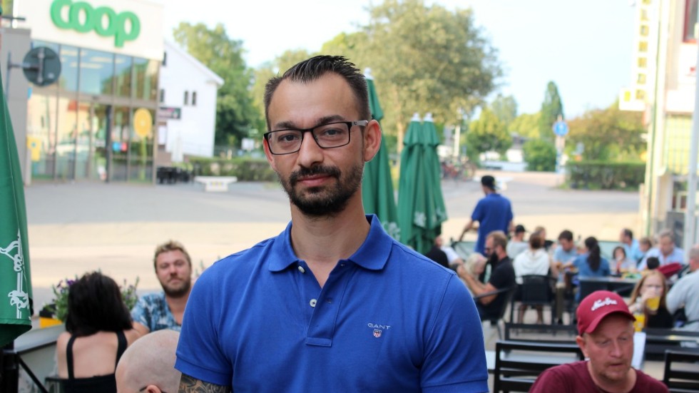 Durhan Elezovic som äger Burgers & Beers anser inte att han får samma behandling som andra krögare i kommunen, då han menar att ljuden till största del kommer från buskörningen utanför.