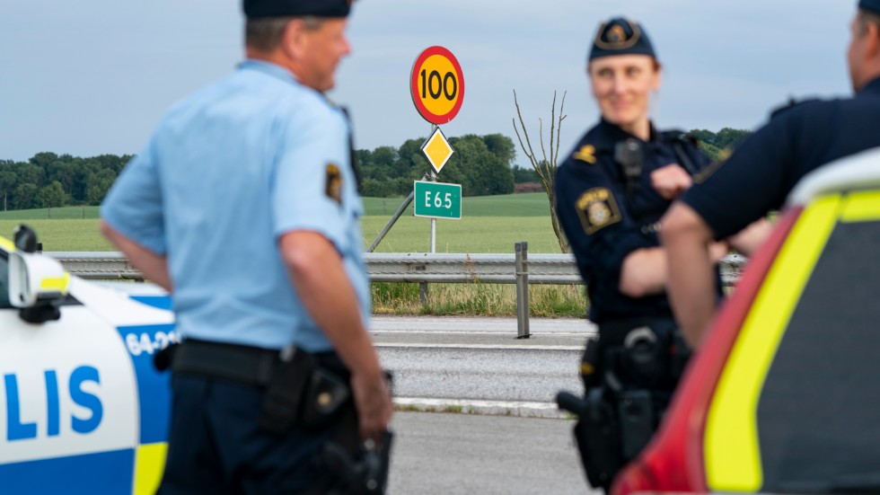 Polisen var på plats på flera platser utmed E65 mellan Ystad och Malmö på torsdagskvällen med anledning av den senaste tidens stenkastning. Arkivbild.