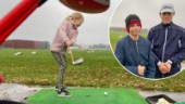 Elwis och Oscar, 13, lär yngre barn golfa – pengarna går till välgörenhet