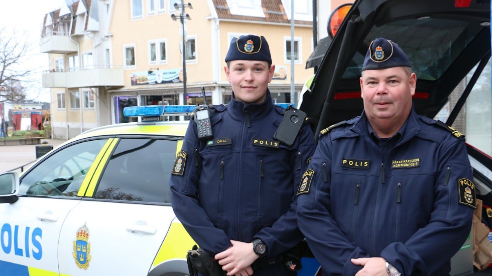 "Fler poliser som jobbar bra mot narkotikan är absolut den mesta förklaringen till att den brottstypen ökar i både Hultsfred och Vimmerby", säger Håkan Karlsson, t.h. Här tillsammans med områdespolisen Carl Söder.