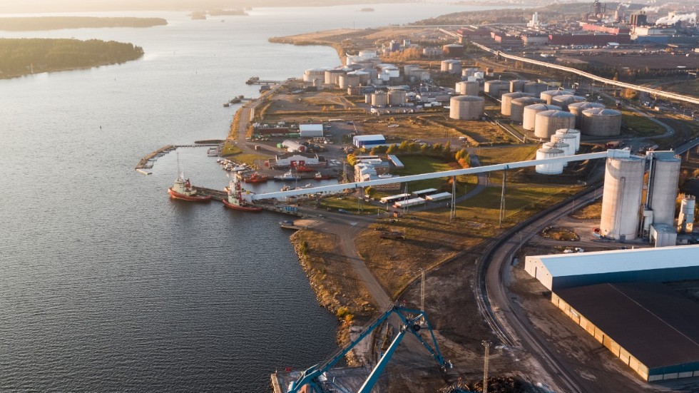 Luleå Hamn ab är ett helägt dotterbolag till Luleå Kommunföretag ab och har drygt 30 medarbetare. De flesta medarbetarna arbetar på företagets tre bogserbåtar, som assisterar fartygen året runt. (Arkivbild)