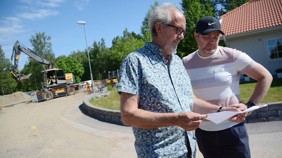 Anders Henrysson och James Mattsson, som bor närmsta grannar till det pågående exploateringsprojektet, diskuterar den senaste informationen från kommunen och Vemab.