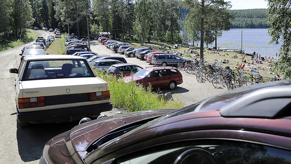 Parkeringen av bilar vid Falkträsket är ett trafiksäkerhetsproblem, menar skribenten.