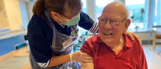 Nu får äldre tredje vaccindos – Ingvar först ut: "Vaccinet räddar liv"