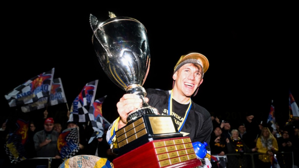 Maciej Janowski lyfter den stora SM-bucklan. Dackarna är svenska mästare i speedway 2021 – 14 år efter det senaste guldet.