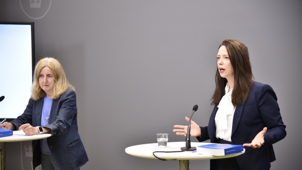 Finansmarknadsminister Åsa Lindhagen (till höger) tar emot slutbetänkandet från utredningen om stärkta åtgärder mot penningtvätt och finansiering av terrorism. Till vänster Barbro Thorblad, särskild utredare.