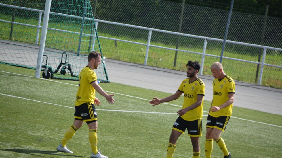 Här firar Vimmerby ett av målen i 3-1-segern. På bild Anton Ljungberg, Mojeb Abdul Majed och Erik Ståhlgren