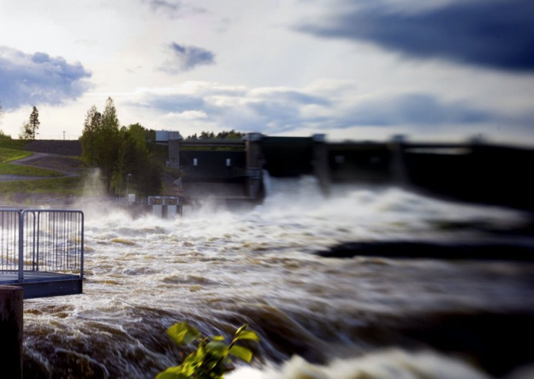 Skribenten berömmer Skellefteå Kraft för att de dimensionerar upp sina vattenkraftstationer.