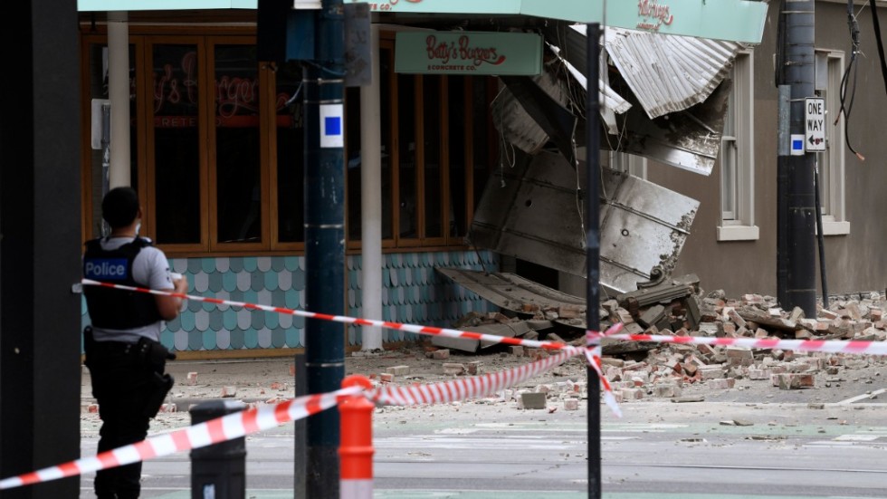 En korsning i storstaden Melbourne, i den australiska delstaten Victoria, har spärrats av sedan delar av en byggnad rasat.