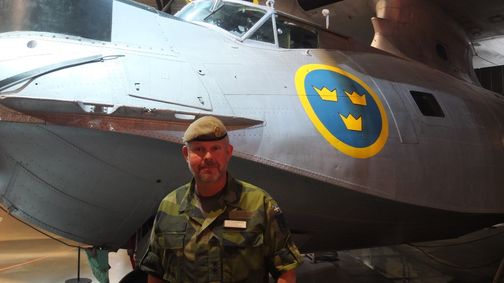 Generalmajor Stefan Sandborg framför ett Catalinaplan på flygvapenmuseum.