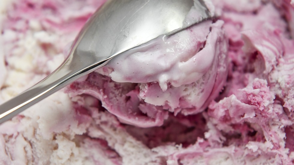 Insändarskribenten uppmanar läsarna att äta vegansk glass istället för glass gjord på mjölk.