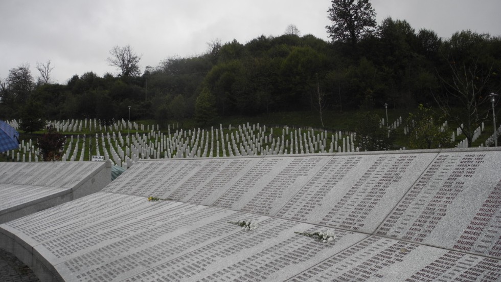 Det som finns kvar efter de som inte hann fly är namn på minnestavlor och gravstenar i byn Srebrenica i Bosnien. 
