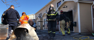 Totalbrand i bostad på Anderstorp • Stort pådrag: ”Hela lägenheten är rök- och brandskadad”