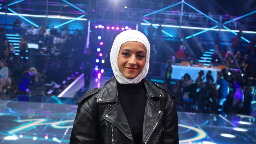 Amena Alsameai backstage under den första fredagsfinalen i Idol. Nu är hon en av 11 deltagare som är kvar i programmet.