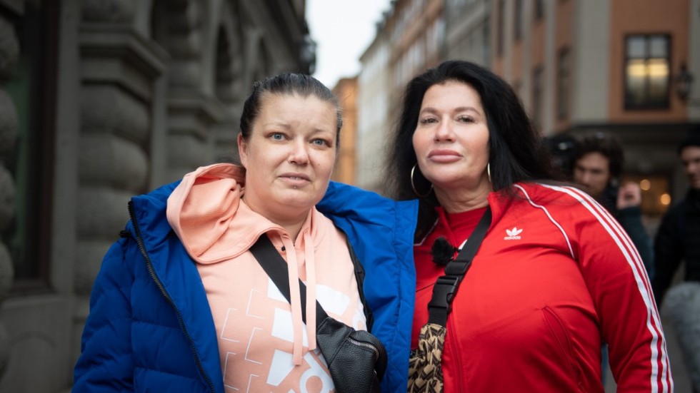 Carolina Sinisalo och Maritha Ogilvie på demonstrationen mot skjutningarna.