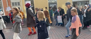 Klimataktivister intog Stortorget – Lina och dottern Siri dansade för djuren och naturen