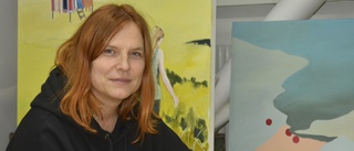 Svartrock och trallpunk i ateljé när Elin Redin målar till nya utställningen