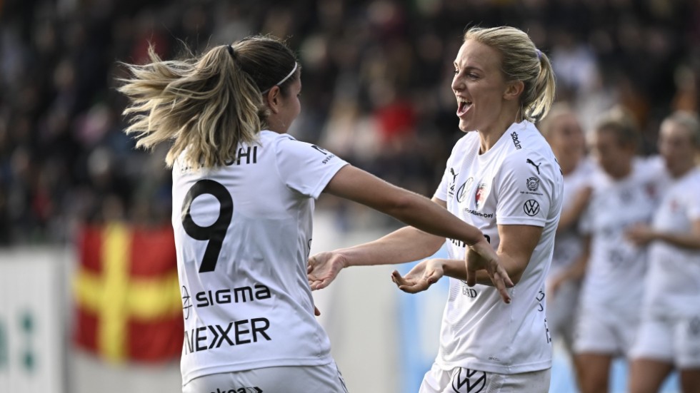 Rosengårds Mimmi Larsson, till höger, gjorde 1–0 i toppmötet med Kristianstad, assisterad av Loreta Kullashi, till vänster.