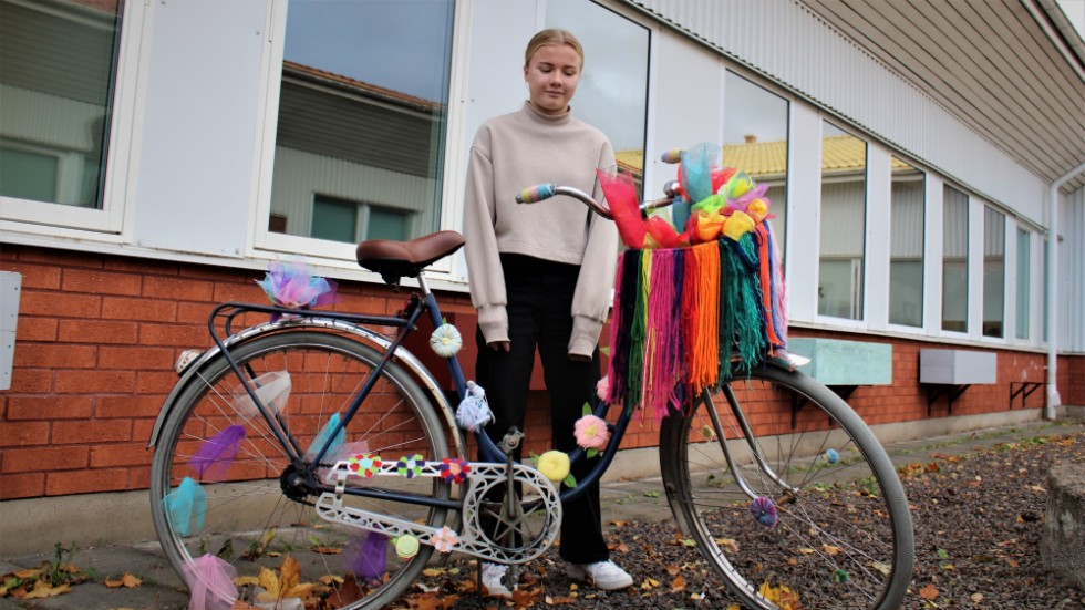 Vera Andersson har tillsammans med sina vänner gjort en cykel till en blommande färgexplosion. "En kompis ville göra en cykel med massor av blommor och så ville vi göra den färgglad. Vi har även samarbetat med några som flätade korgen med garn", säger hon.