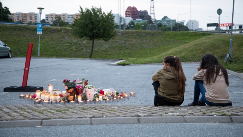 Blommor och ljus på mordplatsen i Norsborg den 2 augusti 2020.