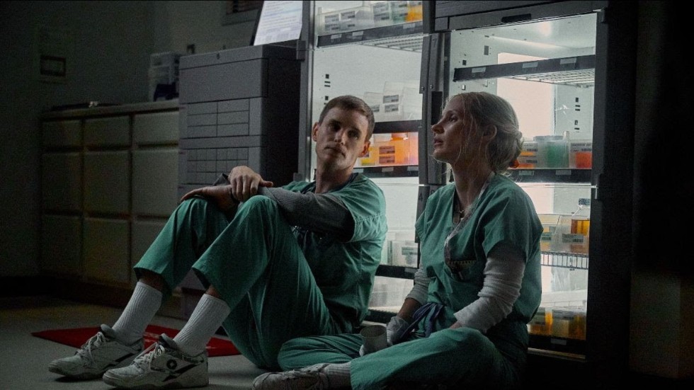 Eddie Redmayne och Jessica Chastain i "The good nurse". Pressbild.