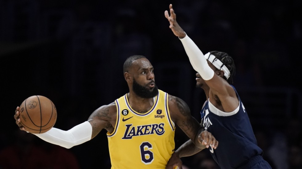 LeBron James i närkamp med Minnesota Jaden McDaniels i en försäsongsmatch. Arkivbild.