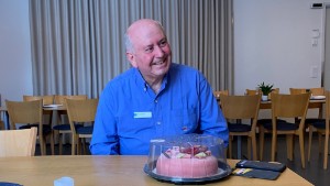 Rörd vaktmästare i Motala överraskades med tårta på jobbet