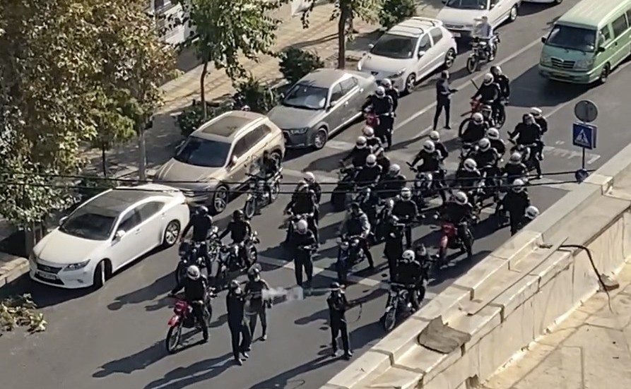 En stillbild från en privatpersons videoklipp visar hur polisstyrkor grupperar för att skingra demonstranter i Teheran den 26 oktober.