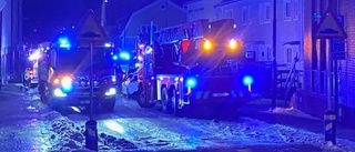 Senaste nytt efter lägenhetsbranden i Vimmerby • Kvinna hittades avliden • "Är fortfarande väldigt varmt"