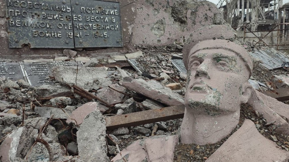Resterna av en staty och annan bråte ligger framför stålverket Azovstal, den sista platsen i Mariupol som föll i ryska händer i maj.