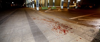 Stor polisinsats i Nyfors – blodig man förd till sjukhus ✓"Skadats med tillhygge" ✓"Så mycket blod"