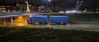 Olycka på Riksvägen – lastbil fastnade mellan viadukterna • Långa köer bildades
