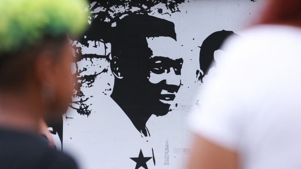 Fans vid en bild av fotbollslegendaren Pelé utanför Vila Belmiro stadion in Santos där Pelé kommer att ligga på lit de parade på måndag nästa vecka.