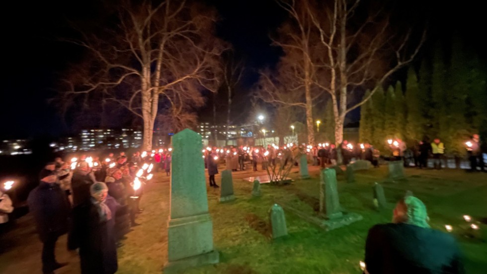 Norrköpingsbor hedrade det kollektiva minnet av Förintelsen. Här och nu känner sig medlemmarna i den judiska församlingen "övergivna i vardagen". 