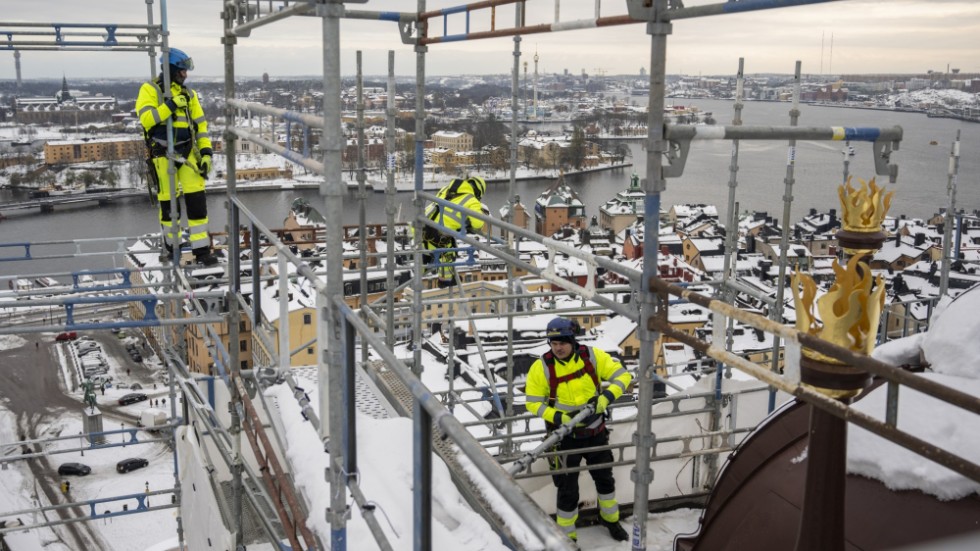 Byggnadsställning runt Storkyrkans torn i Stockholm tas bort efter renovering av lanterninen. Arkivfoto.