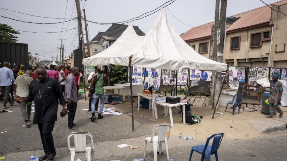 En vallokal i Lagos som attackerats av ett beväpnat gäng som burit bort rösträkningsapparater.