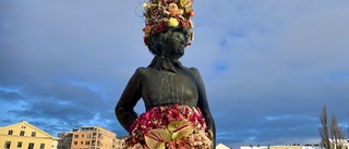 Moa-statyn smyckades med kraftfull blomsterkrona 