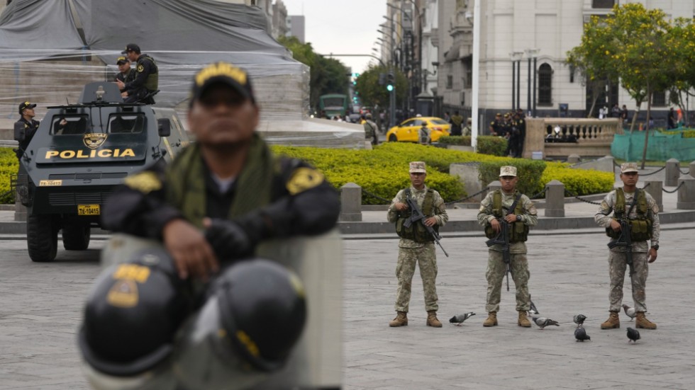 Soldater och polis i Perus huvudstad Lima. Arkivbild