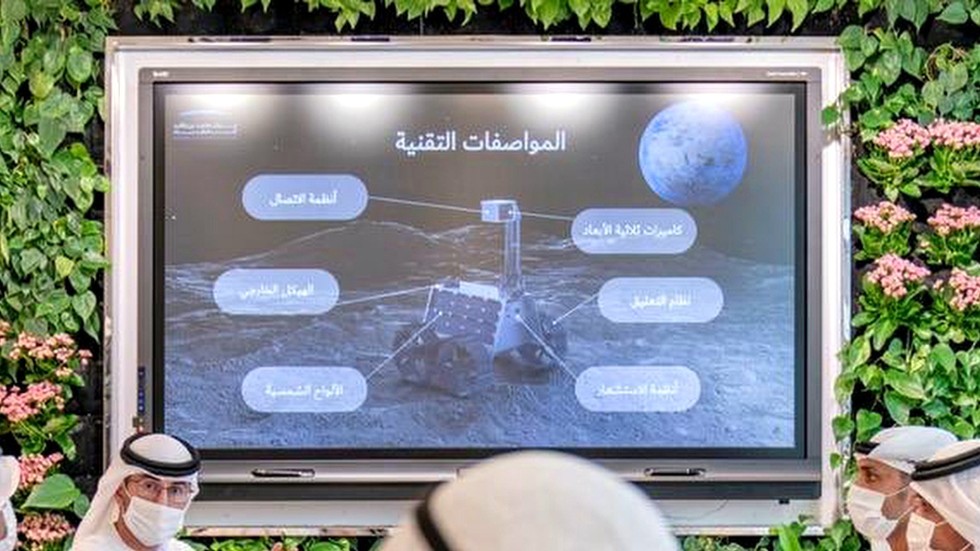 Den emiratiska månbilen som nu är på väg syns här på skärmen vid ett tidigare planeringsmöte i Dubai.