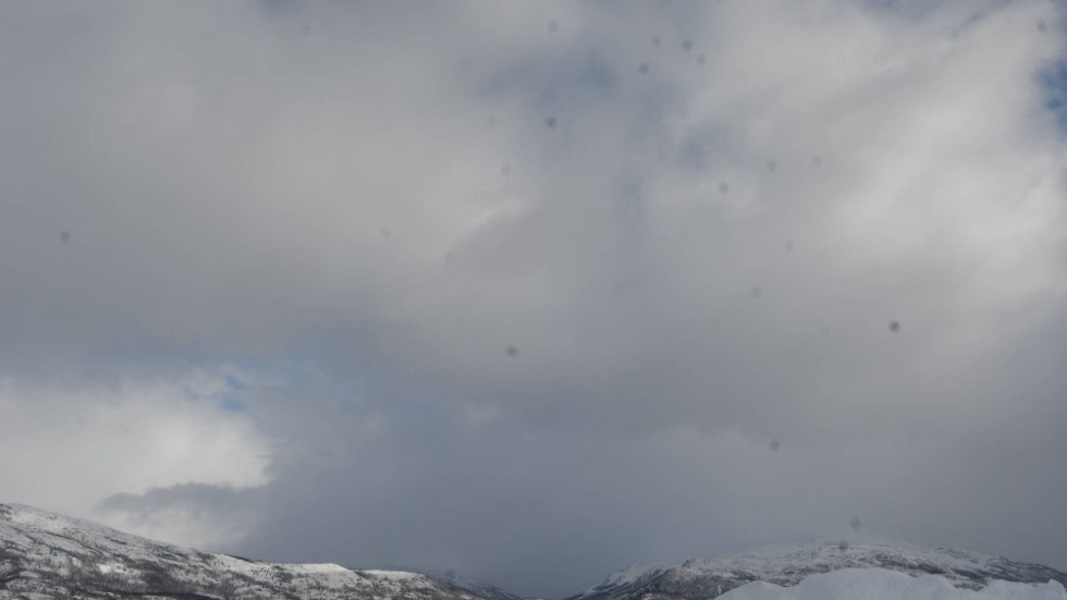 Molnen hopar sig över lavindrabbade Nordreisa på lördagen.