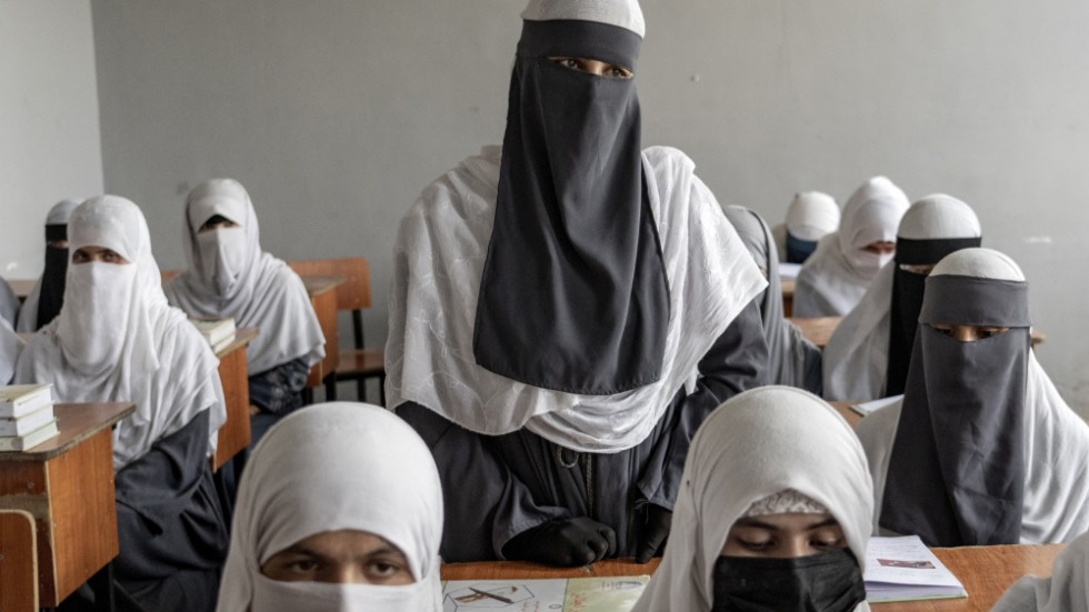 Afghanska flickor på en religiös skola i Kabul. På universitet kommer de dock inte att får studera längre. Arkivbild.