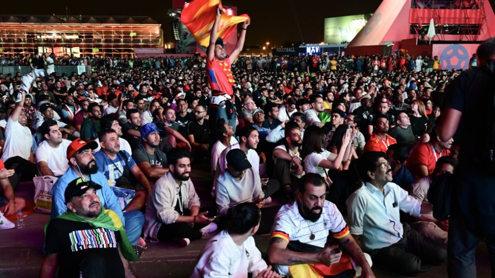 I centrala Doha samlas tusentals supportrar i så kallade fanzones för att följa fotbolls-VM på storbildsskärmar – och dricka öl.