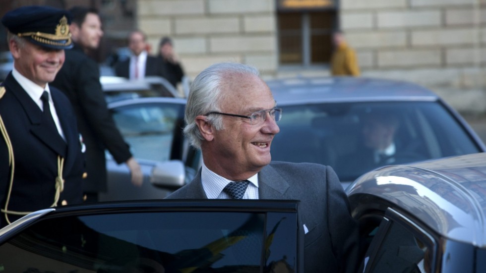 Kung Carl XVI Gustaf kliver in i en bil. Arkivbild.